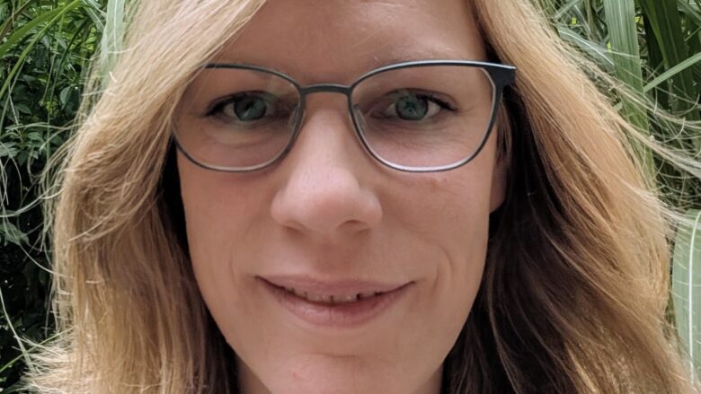 Porträtfoto einer jungen blonden Frau mit Brille