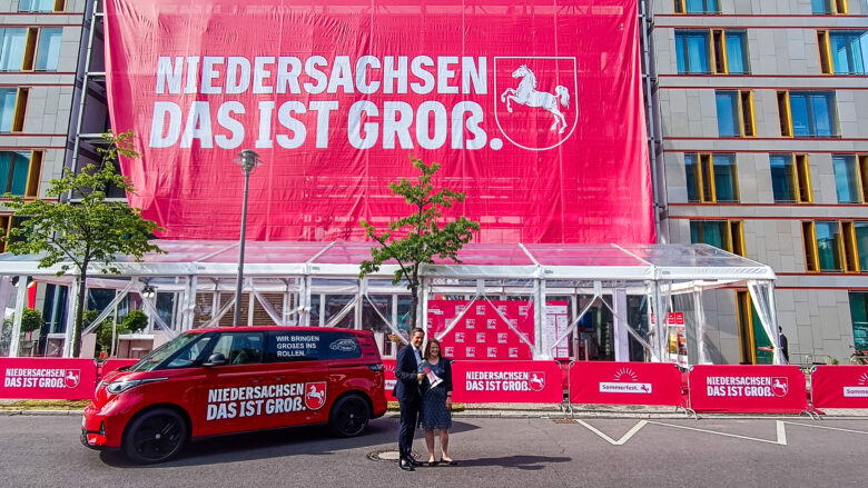 "Das ist groß": Olaf Lies und Julia Hamburg präsentieren vor der Landesvertretung in Berlin den neuen Slogan im Megaformat. | Foto: Link