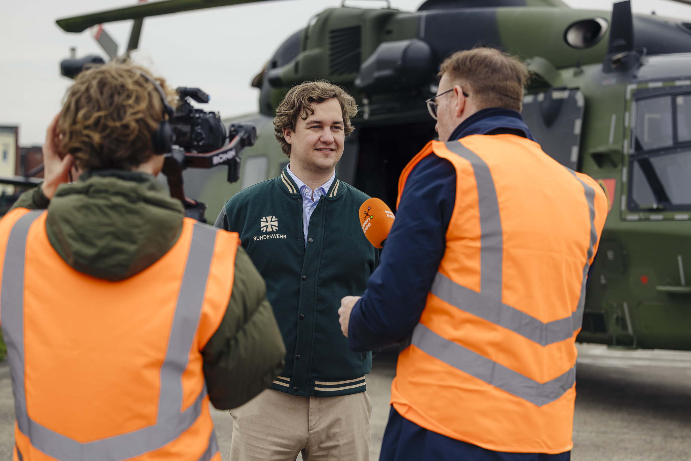 Maximilian H. wird von zwei Reportern interviewt