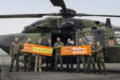 Gruppenbild von Vertretern der Bundeswehr, Bundeswehr Messestands-Leiter Maximilian H. sowie Albert Steffen und Volker Schmidt von der Ideen-Expo