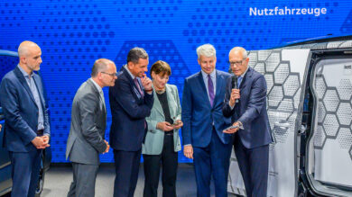 Stefan Mecha (rechts) zeigt, wie Kunden per Smartphone das autonome Lieferfahrzeug öffnen können, um beispielsweise Pakete zu entnehmen. Belit Onay (von links), Grant Hendrik Tonne, Olaf Lies, Hildegard Müller und Steffen Bilger hören zu. | Foto: Henning Scheffen