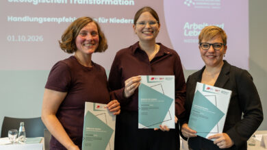Die Autorinnen Kristin Reimers, Merle Mangels und Petra F. Köster (v.l.) stellen das Impulspapier "Gleichstellung in der sozial-ökologischen Transformation" vor. | Foto: DGB Niedersachsen/M. Bender