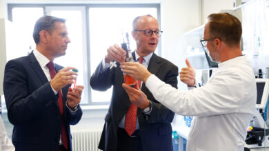 Bundeskanzler Friedrich Merz (Mitte) und Ministerpräsident Olaf Lies (l.) informieren sich an der MHH über das Forschungs-Cluster "Resist". | Foto: dpa/Pooling