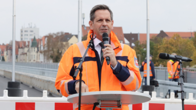 Olaf Lies spricht auf dem Südschnellweg in Hannover. | Foto: NLStBV