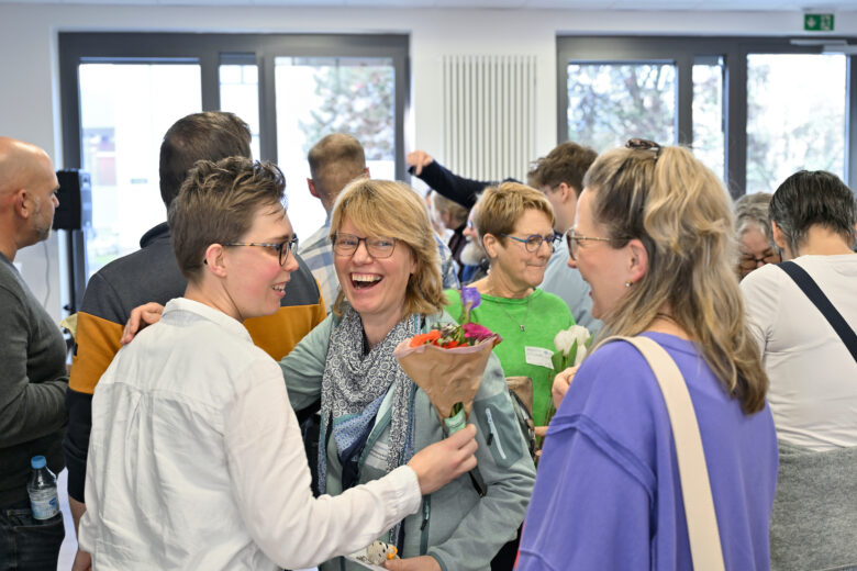 Kindergarten-Leiterin Ines Gödeke-Bröder (mit Schal) gratuliert Lisa Hohensee zum Abschluss als Kita-Assistentin. | Paritätischer Niedersachsen
