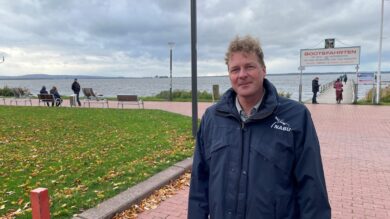 Der Nabu-Landesvorsitzende Holger Buschmann steht an der Promenade in Steinhude. | Foto: Wallbaum