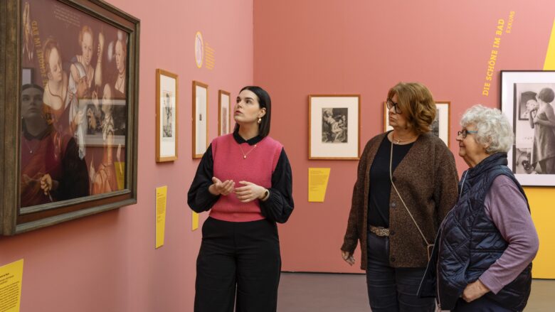 Kuratorin Anna Eunike Kobsdaj führt Rundblick-Redakteurin Anne Beelte-Altwig und Christa Karras (v.l.) durch die Sonderausstellung Weibermacht (24.10.2025–22.02.2026) im Herzog Anton Ulrich-Museum Braunschweig | Foto: Kathrin Ulrich, HAUM