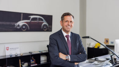 Ministerpräsident und Autofan Olaf Lies in seinem Büro in der Staatskanzlei. | Foto: Ole Spata