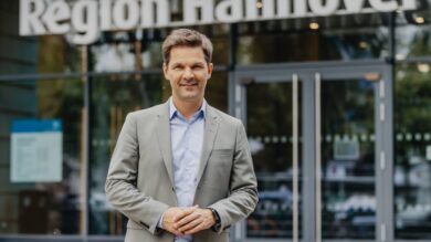 Steffen Krach ist seit November 2021 als Präsident der Region Hannover im Amt. | Foto: Philipp Schröder