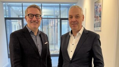 Gerold Leppa (links) übergibt an Jörg Meyer. | Foto: BSZ