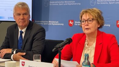"Wir sind längst im hybriden Krieg": Daniela Behrens und Landespolizeipräsident Axel Brockmann. | Foto: Wallbaum
