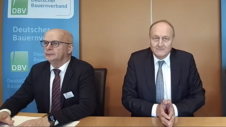 Zwei Herren in Anzügen an einem Tisch