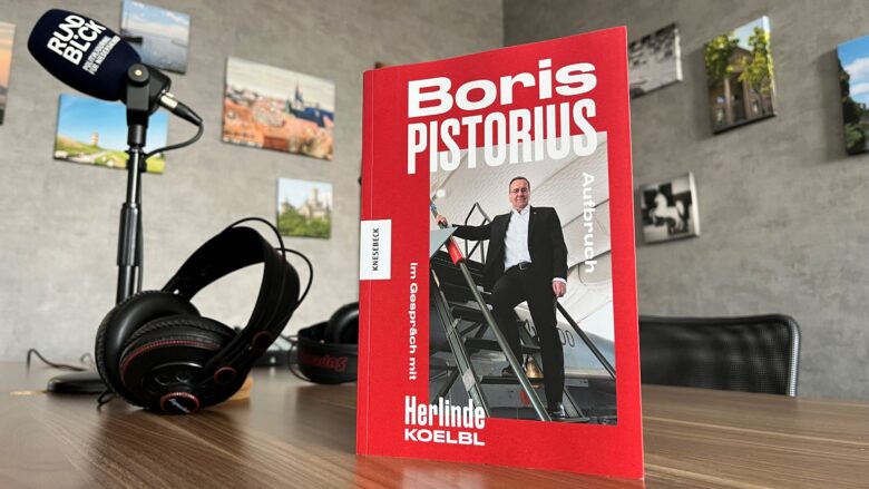 Foto zeigt ein Buch über Pistorius im Podcast-Studio vom Rundblick