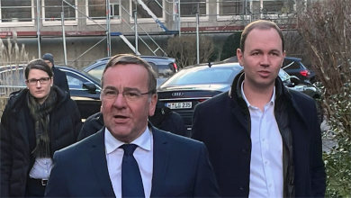 Nils Hilmer (rechts) mit Boris Pistorius bei dessen Abschied aus dem Innenministerium. | Foto: Wallbaum