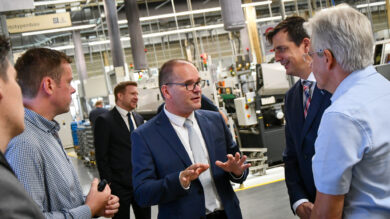 Grant Hendrik Tonne (Mitte) besucht das ZF-Werk in Wagenfeld. | Foto: Link