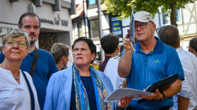 Architekt Dirk Schweidler zeigt Melanie Walter (Mitte) und Frauke Heiligenstadt (links) die Problemstellen der Osteroder Innenstadt. | Foto: Link