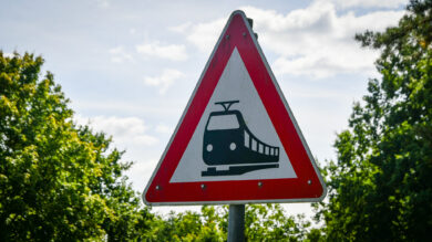 Vorsicht Bahn: Ein Schild warnt in Bispingen vor dem hier nur selten vorkommenden Zugverkehr. | Foto: Link