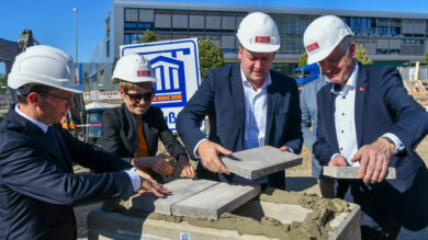 Legen den Grundstein für das neue Forschungszentrum (von links): Falko Mohrs, Angela Ittel, Thorsten Kornblum und Arno Kwade. | Foto: Link
