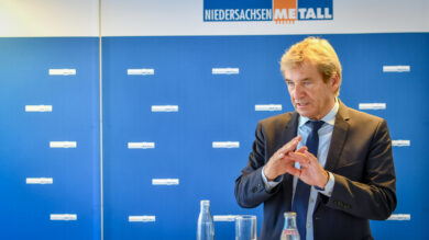 Volker Schmidt stellt die Konjunkturumfrage von Niedersachsen-Metall vor. | Foto: Link