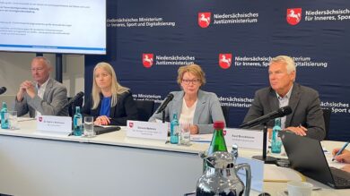 Daniela Behrens (zweite von rechts) neben Axel Brockmann (rechts), Kathrin Wahlmann und Abteilungsleiter Thomas Hackner vom Justizministerium. | Foto: Wallbaum