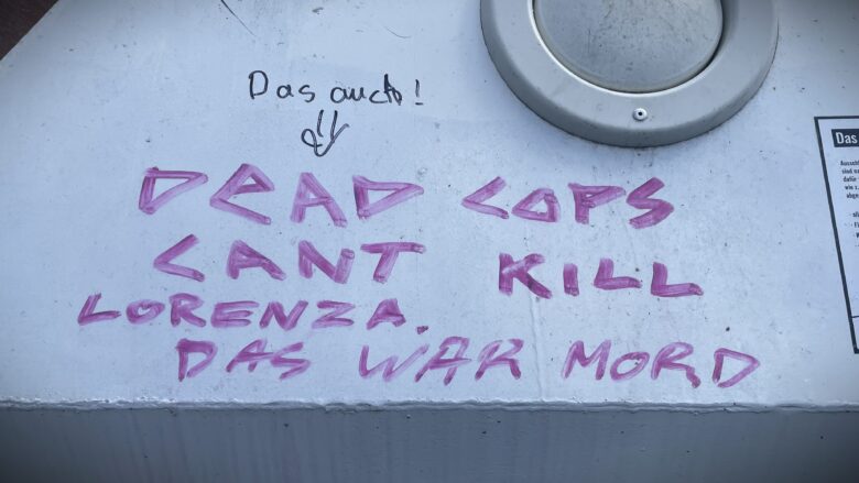 Foto zeigt politische Botschaften auf einem Altglas-Container