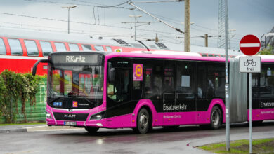 Ein Bus des Schienenersatzverkehrs fährt während der Generalsanierung Hamburg-Berlin durch Brandenburg. | Foto: Deutsche Bahn AG/Volker Emersleben