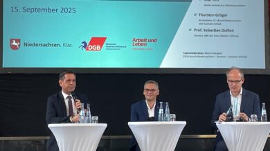 Sprechen in der Betriebsrätekonferenz: Ministerpräsident Olaf Lies (von links), IG-Metall-Bezirksleiter Thorsten Gröger und Prof. Sebastian Dullien. | Foto: Wallbaum