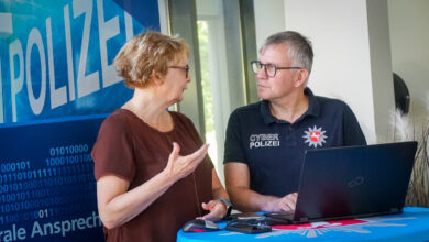 Innenministerin Daniela Behrens spricht mit Cyber-Ermittler Volker Peters. | Foto: Link