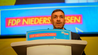 Konstantin Kuhle spricht beim FDP-Landesparteitag in Celle. | Foto: Link