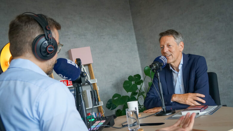 Georg Schütte, Vorstand der Volkswagenstiftung, spricht mit Niklas Kleinwächter im Podcast "Politiknerds". | Foto: Link