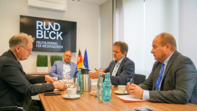 Klaus Wallbaum (von links) spricht mit Michael Schünemann, Thorsten Wendt und Gerhard Klaus Radeck über die Finanznot der Kommunen. | Foto: Link