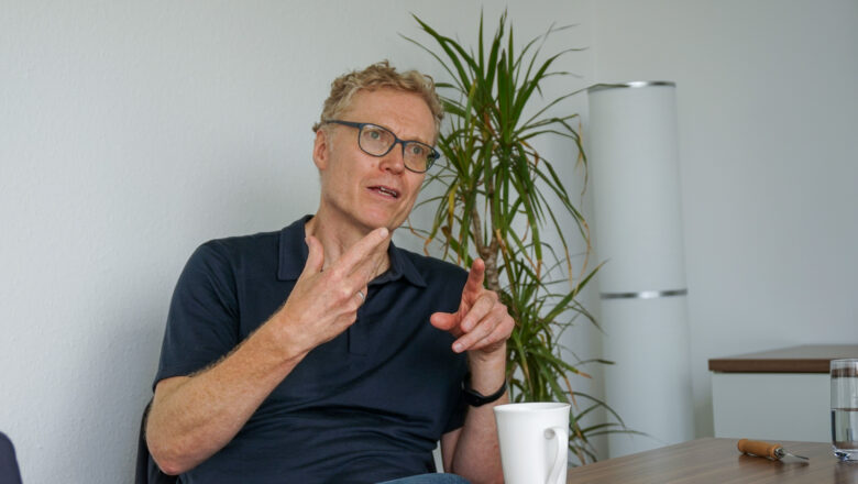 Prof. Nils Schneider spricht mit Rundblick-Redakteurin Anne-Belte Altwig. | Foto: Link