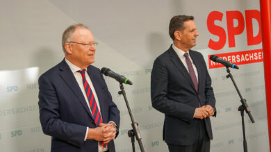 Stephan Weil (links) gibt das Amt des niedersächsischen Ministerpräsidenten an Olaf Lies ab. | Foto: Link