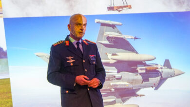 Luftwaffe-Kommandochef Günter Katz spricht in Hannover über die neuen Anforderungen für Wehrtechnik. | Foto: Link