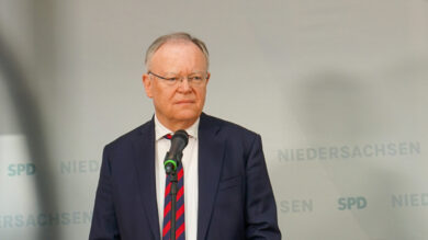 Stephan Weil (links) gibt das Amt des niedersächsischen Ministerpräsidenten an Olaf Lies ab. | Foto: Link