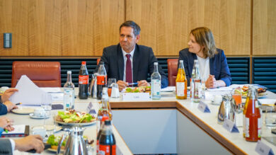 Olaf Lies und Julia Willie Hamburg warten auf den Beginn der Kabinettssitzung. | Foto: Link