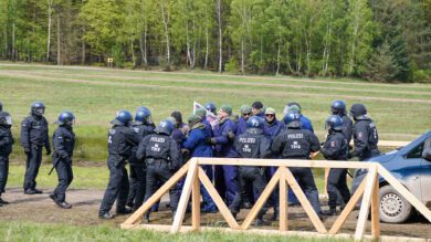 Auch die Polizei übt für den Heimatschutz: Hier rangeln die Beamten mit Störern auf einer Brücke. | Foto: Link