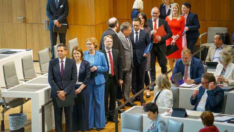 Olaf Lies und sein Kabinett sind bereit für die Vereidigung im Landtag. | Foto: Link