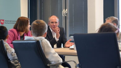 Kultusministerin Julia Hamburg und Unicef-Deutschland-Chef Christian Schneider im Gespräch mit Grundschülern. | Foto: MK