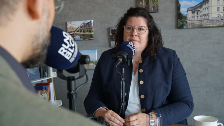 Foto zeigt Lena Düpont im Podcast-Studio