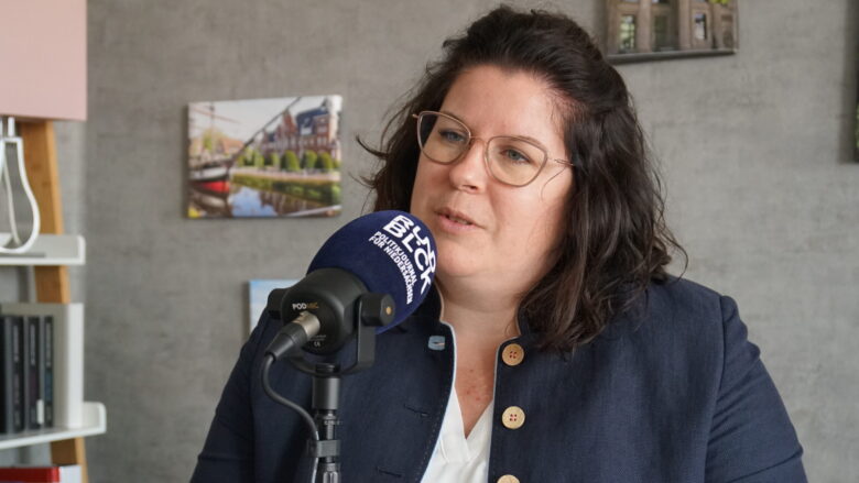 Foto zeigt Lena Düpont im Podcast-Studio