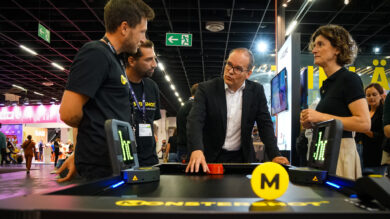 Grant Hendrik Tonne (Mitte) und Maike Götz  (rechts) sprechen mit den Erfindern des "Monstershot". | Foto: Link