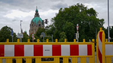 Vor dem Neuen Rathaus in Hannover ist eine Baustellenabsperrung zu sehen. | Foto: Link