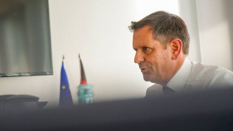 Ministerpräsident Olaf Lies  besucht die Rundblick-Redaktion. | Foto: Lada