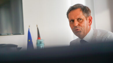 Ministerpräsident Olaf Lies  besucht die Rundblick-Redaktion. | Foto: Lada