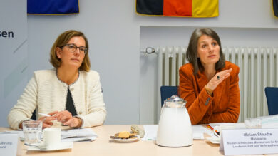 Richtlinien-Autorin Kristine Schwarz (links) und Miriam Staudte stellen die neue Förderung vor. | Foto: Link
