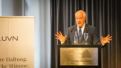 Andrew Denison ist als "Amerikaerklärer" auch bei deutschen Medien gefragt. | Foto: Link