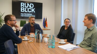 Johann Janssen, Ann-Marie Reimann und Nils Lüking vom Landesjugendring im Gespräch mit Niklas Kleinwächter. | Foto: Lada