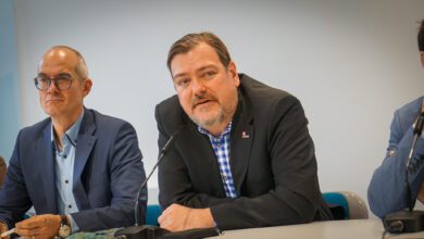 Florian Mosig (Mitte) verlässt das Wirtschaftsministerium. | Foto: Link