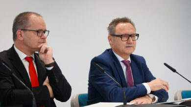 Michael Kiesewetter (rechts) und Grant Hendrik Tonne warnen vor einer sozialen Schieflage im niedersächsischen Wohnungsmarkt. | Foto: Link